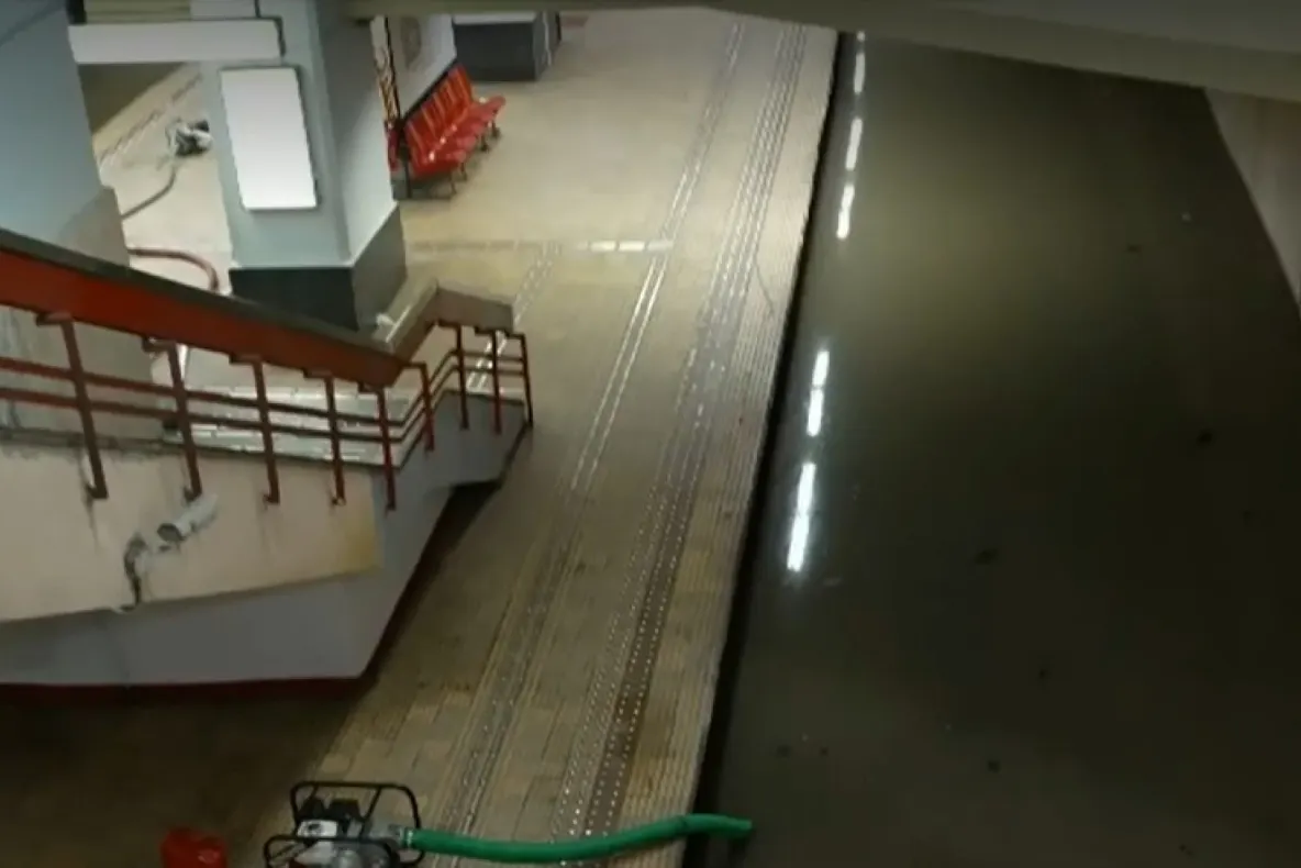 Caz suspect de infectare cu Legionella după inundațiile de la metrou. Un angajat Metrorex este în stare gravă, iar colegii au fost trimiși la controale
