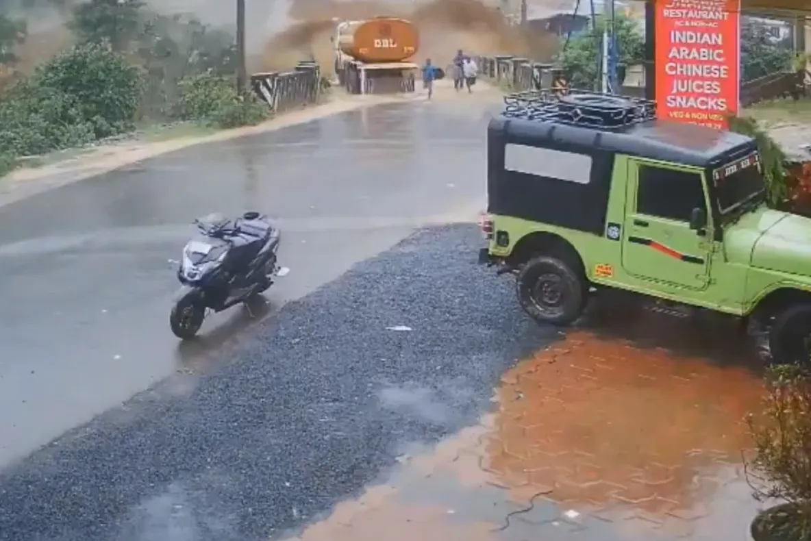 Imagini înfiorătoare din India: un val uriaș de noroi mătură oameni, vehicule și clădiri – VIDEO