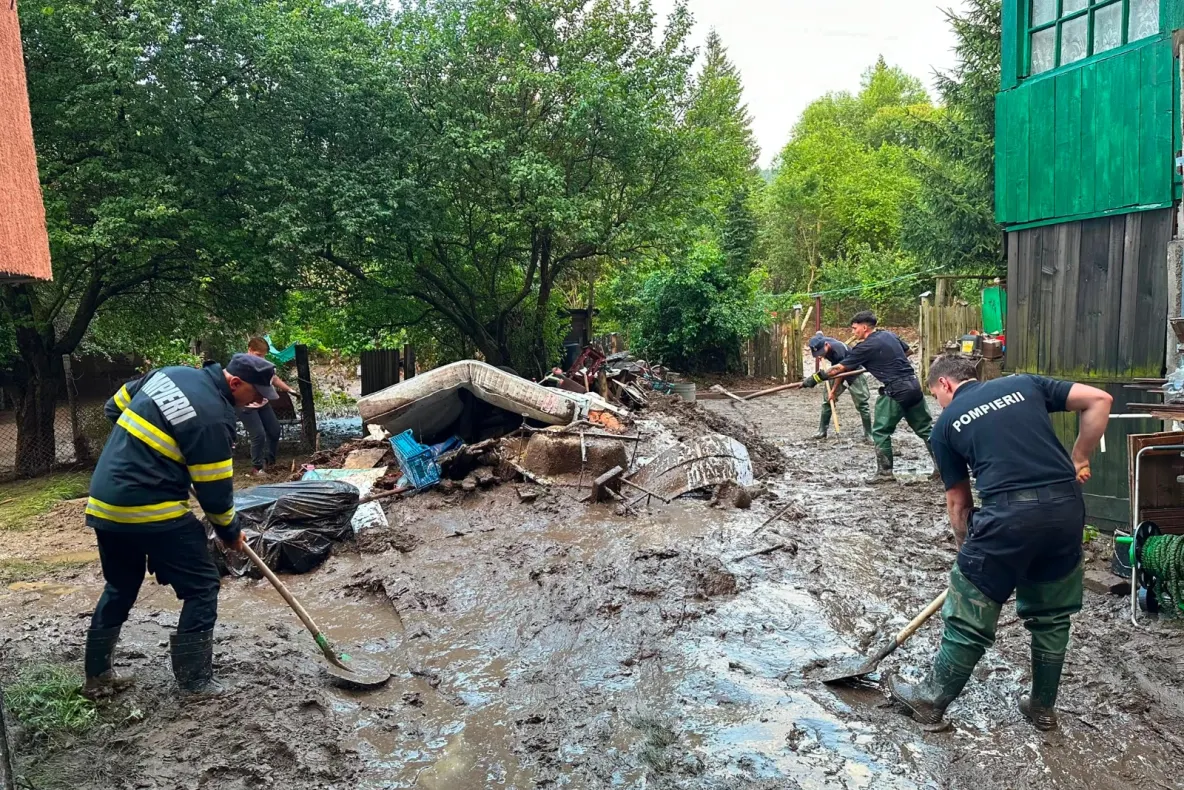 Bilanțul inundațiilor din Prahova: 10 localități afectate de viituri, zeci de gospodării inundate-FOTO