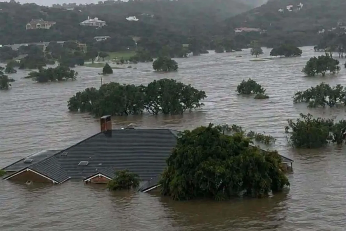 Inundații devastatoare în Texas. Două persoane au murit, iar autoritățile se pregătesc pentru un nou val de precipitații record