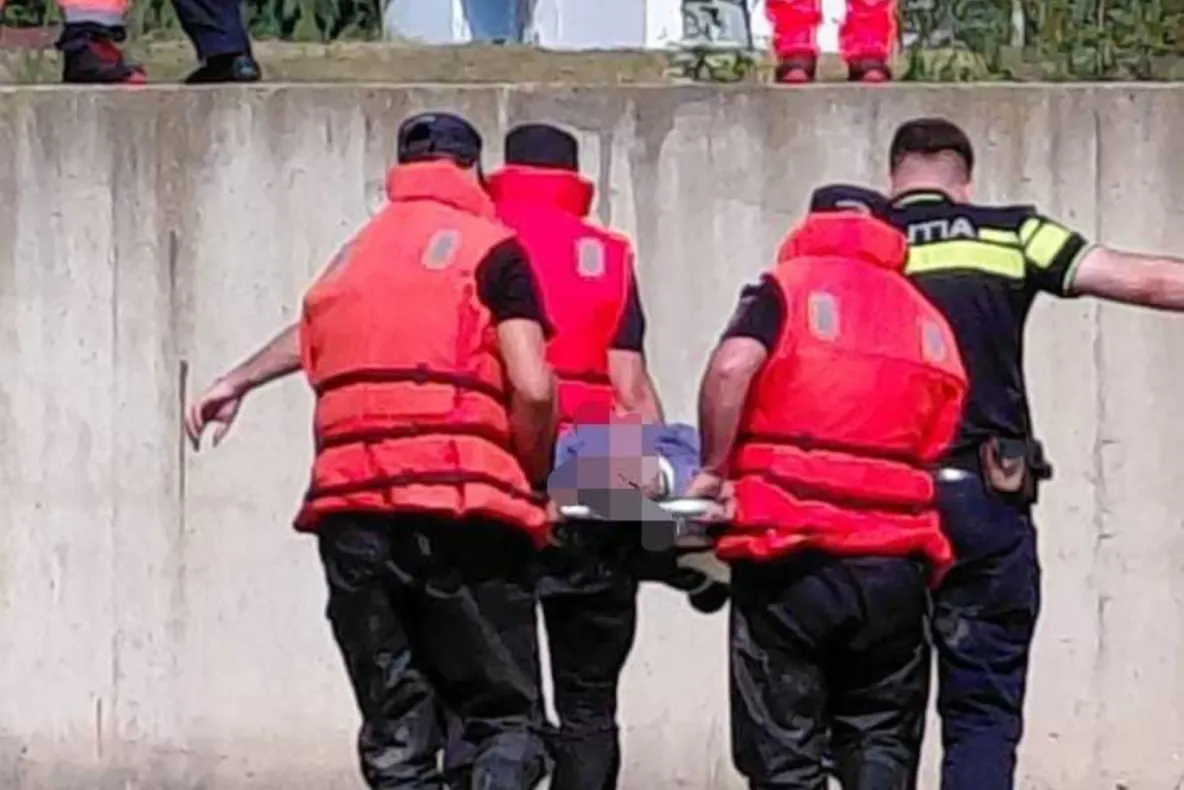 Un bărbat a căzut de pe un pod în râul Moldova, în zona microhidrocentralei din Roman. A fost scos în ultima clipă din apă de un trecător