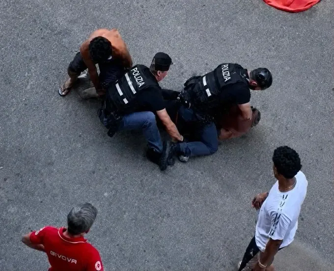 Moarte controversată în Italia. Proteste la Bologna după decesul unui bărbat în timpul unei intervenții a poliției