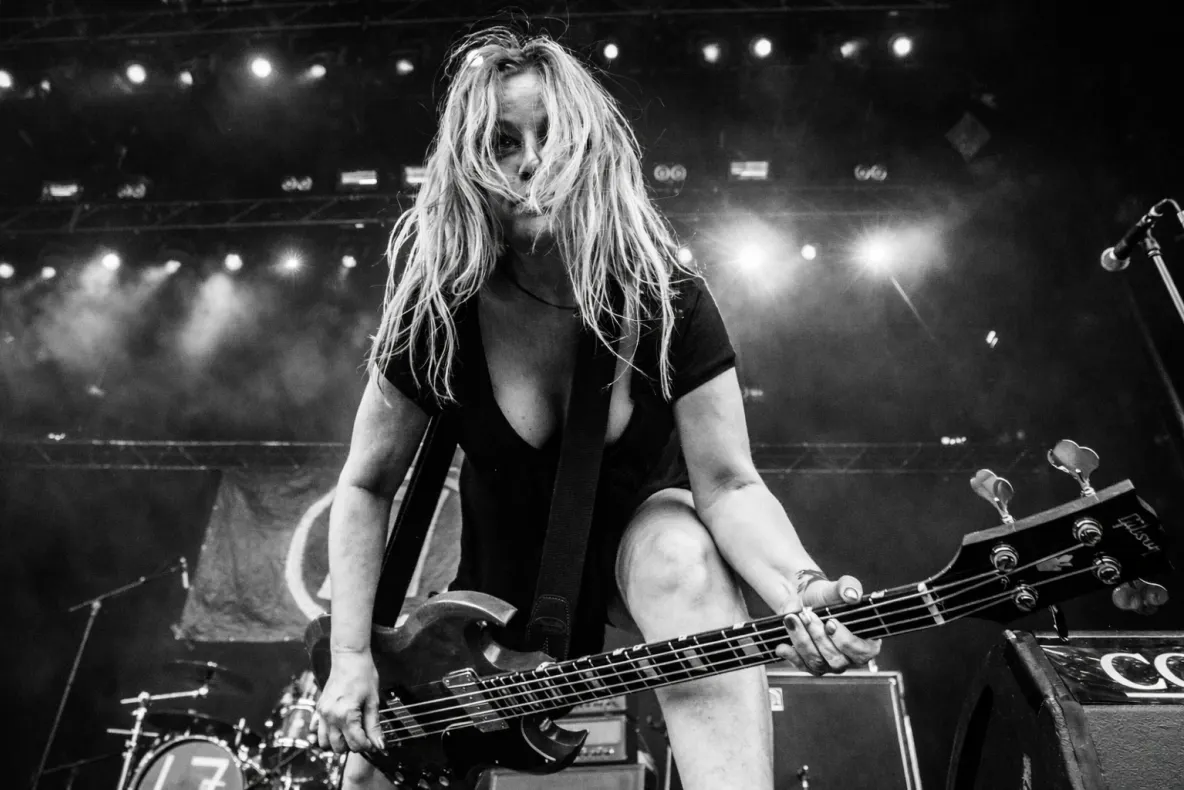 Doliu uriaș în lumea rock-ului: Jennifer Finch, legendă a erei grunge, a murit la 59 de ani