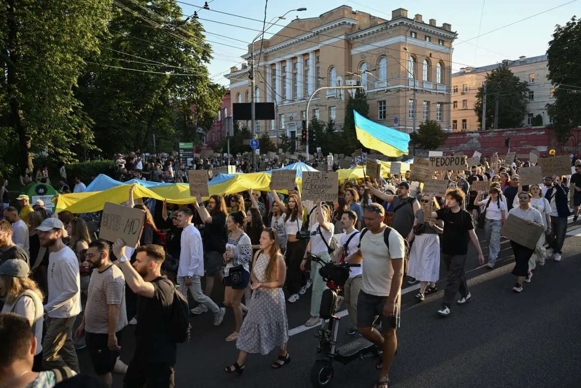 Noi probleme pentru Zelenski. Mii de persoane au manifestat vineri la Kiev pentru a cere întoarcerea fostului ministru al Apărării
