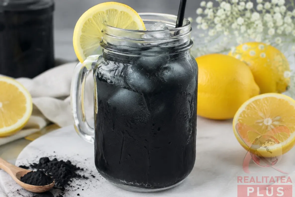 Ce este limonada neagră, băutura care a cucerit internetul. Beneficiile pentru organism și cum poate susține procesul de slăbire