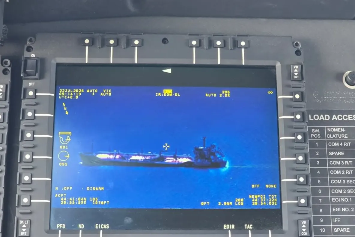 Incendiul de pe nava din largul Mării Negre nu mai are flacără deschisă, dar pericolul persistă. Autoritățile continuă monitorizarea aeriană