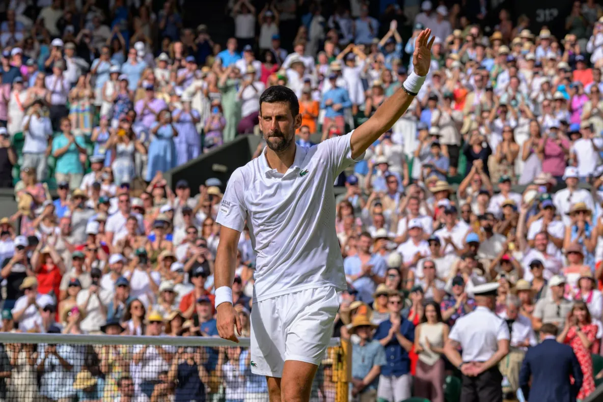 Djokovic s-a calificat în sferturi la Wimbledon. Recordul lui Federer, doborât de sârb