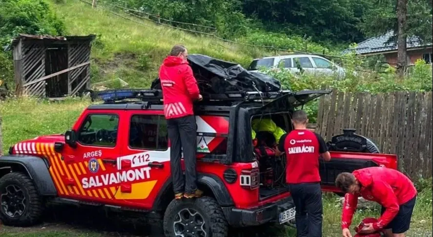 Motociclist căzut într-o râpă din masivul Iezer-Păpușa. Salvamontiștii au intervenit într-o zonă greu accesibilă