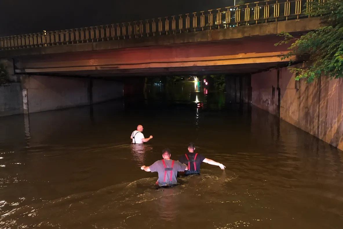 Mașini înghițite de ape în București. Pompierii au înotat pentru a verifica dacă sunt victime: imagini halucinante VIDEO