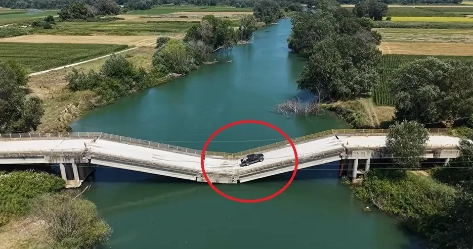 Pericol în Grecia: zeci de șoferi traversează zilnic un pod prăbușit și își riscă viața. Imagini șocante VIDEO