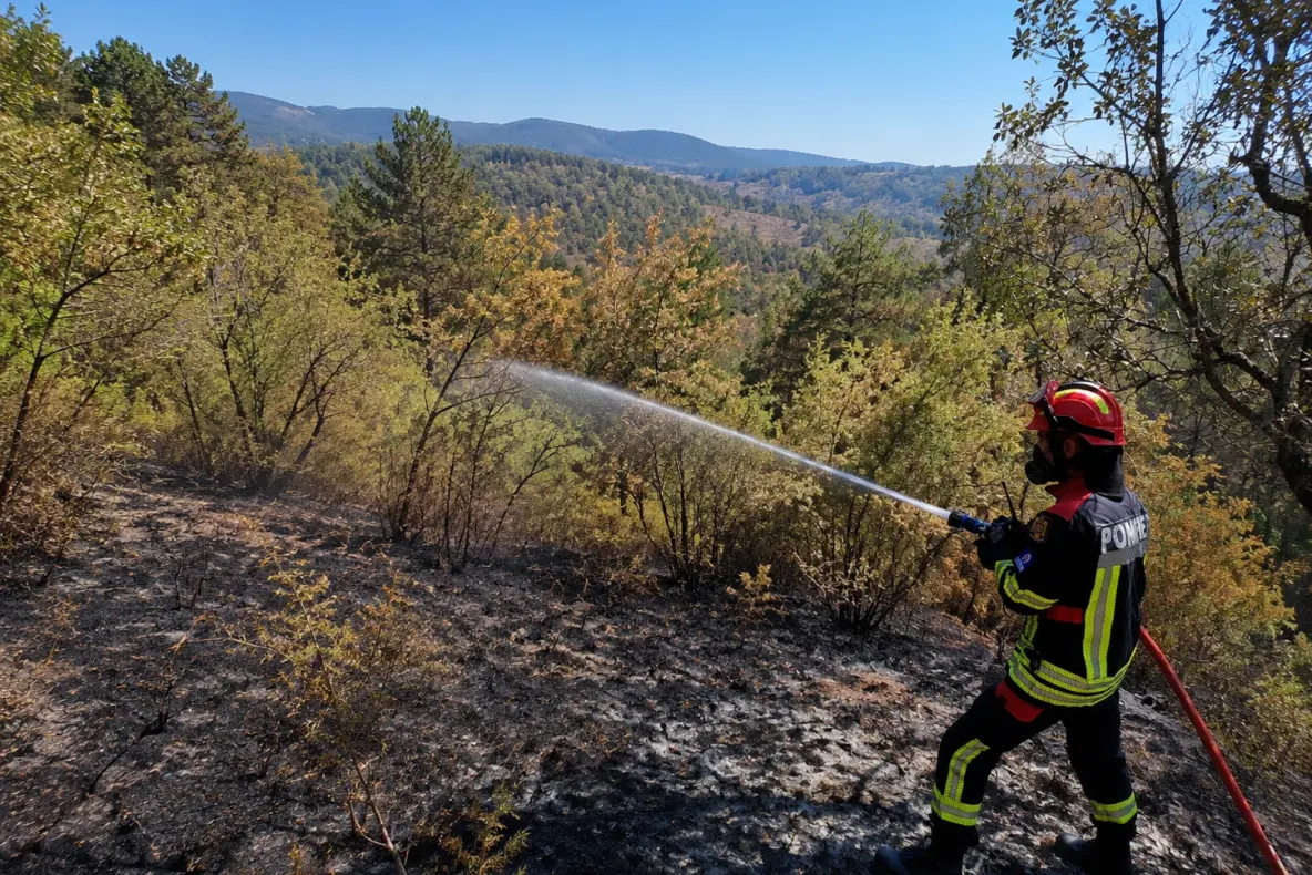 Pompierii români, în prima linie a incendiilor din Franța. Intervin pentru a proteja casele oamenilor