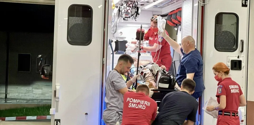 Tânăr din Botoșani, găsit inconștient într-o baltă de sânge. A ajuns în stare gravă la spital după ce a spart un geam cu pumnul