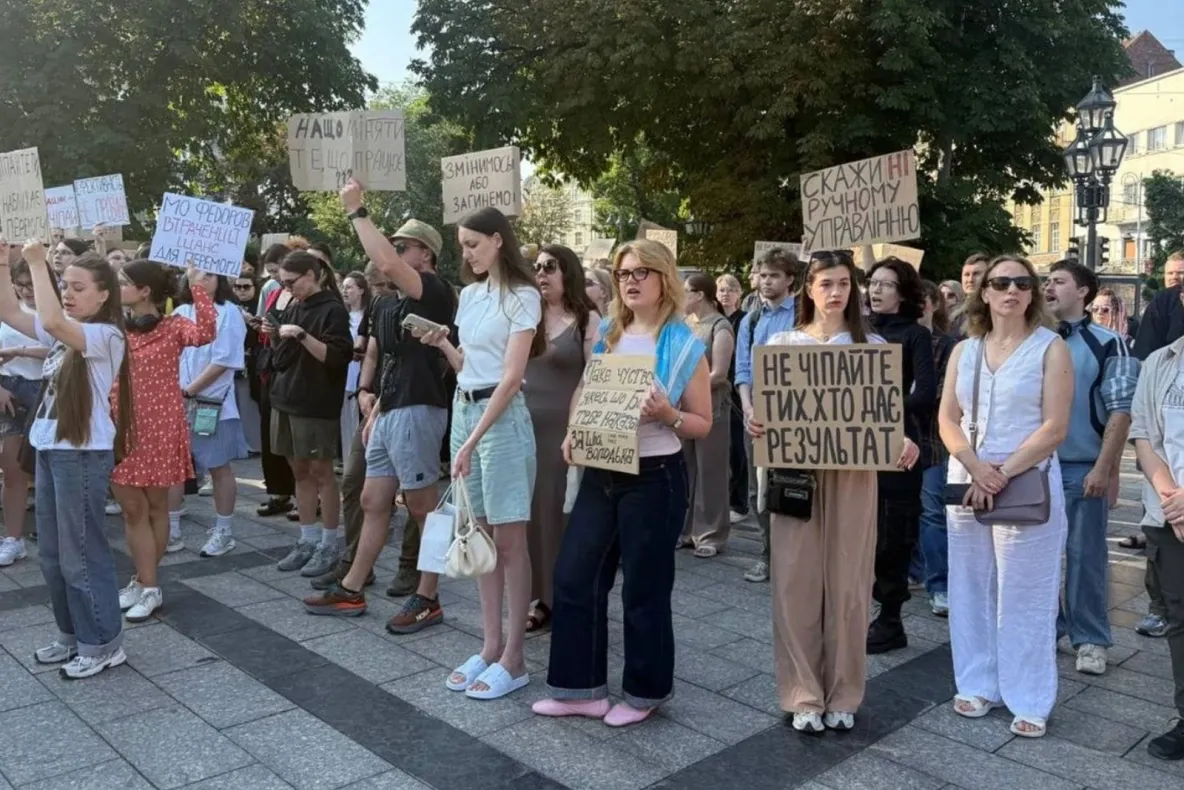 Proteste de amploare în Kiev şi în mai multe alte oraşe din Ucraina. Oamenii au ieșit în stradă după demiterea ministrului Apărării