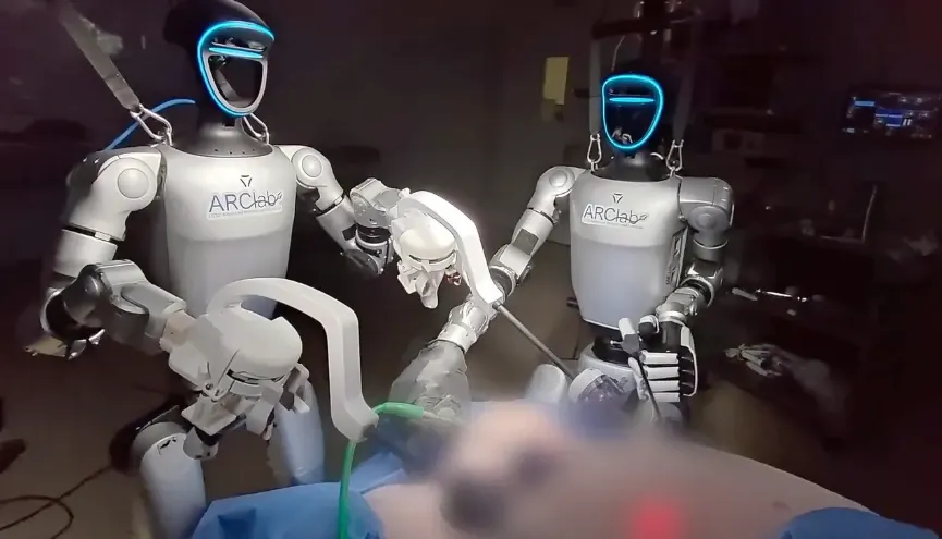 Doi roboți umanoizi au operat pentru prima dată un pacient viu. Experimentul care poate revoluționa medicina