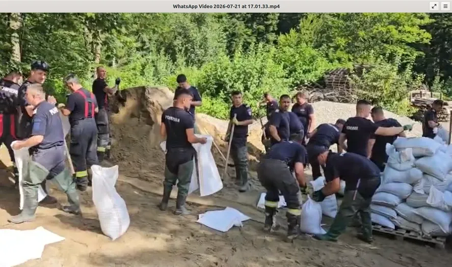 Pompierii ridică bariere din saci cu nisip în Bușteni înainte de codul roșu de inundații. Autoritățile se pregătesc pentru noi viituri