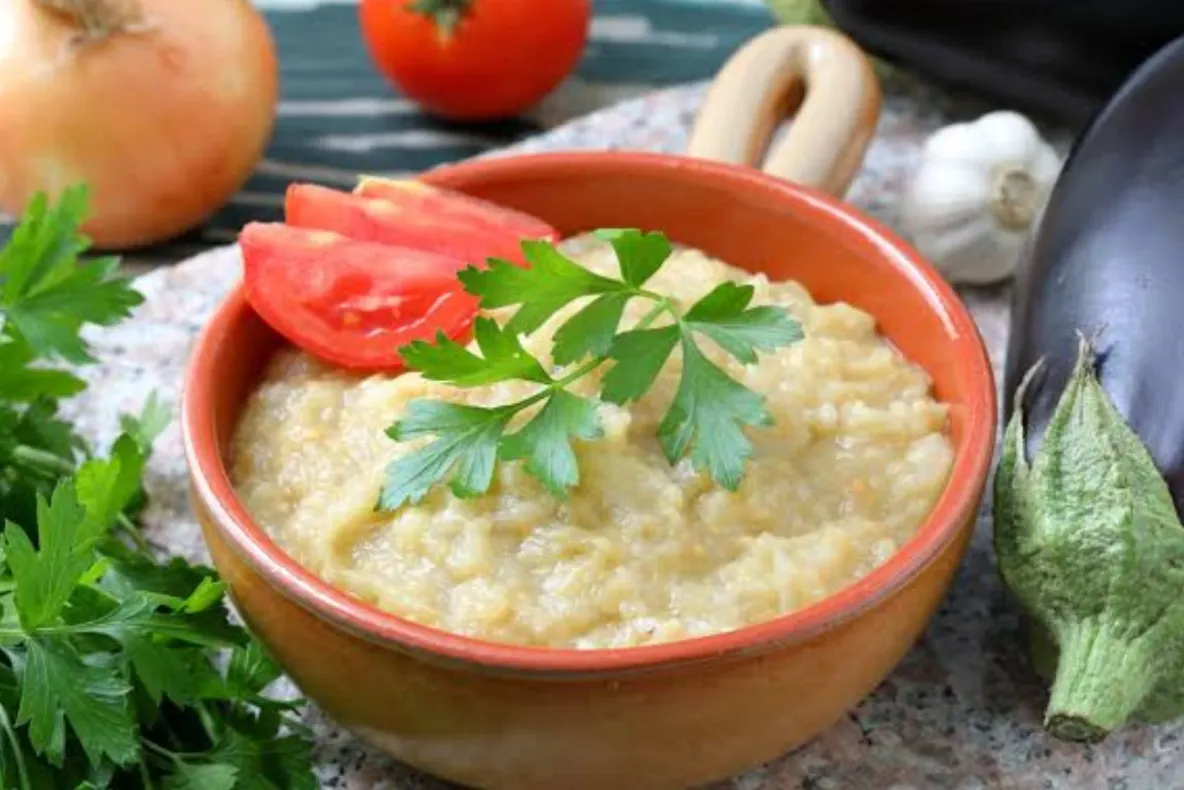 Salată de vinete fără maioneză. Rețeta simplă și delicioasă, perfectă pentru zilele caniculare