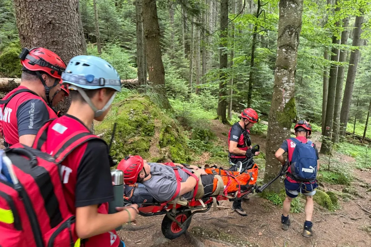 Salvamontul a primit 56 de apeluri de urgență în 24 de ore: 38 de persoane salvate, trei evacuate cu elicopterul SMURD