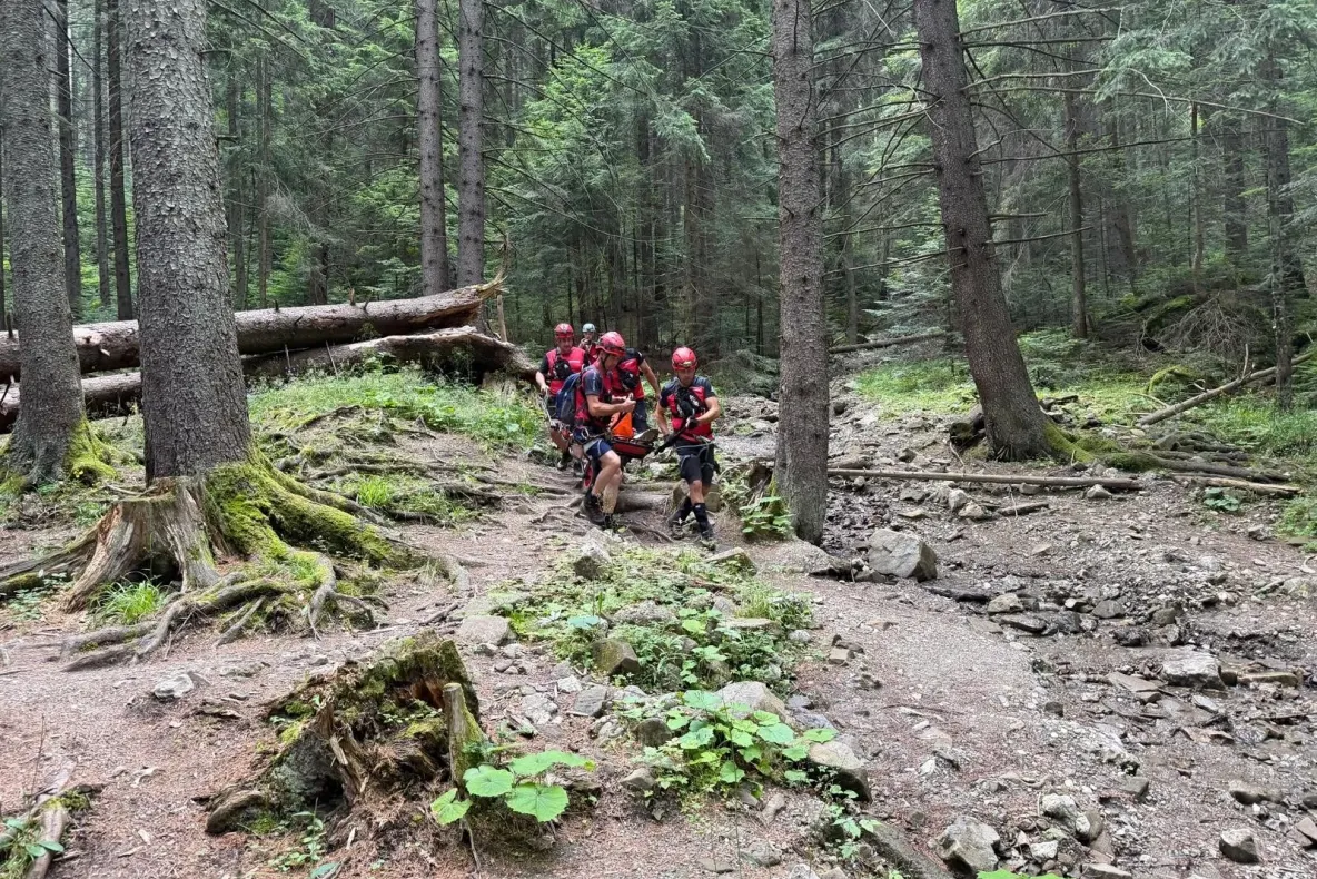 Adolescent în adidași, salvat din Masivul Ceahlău. S-a ales cu un traumatism grav la un picior -FOTO