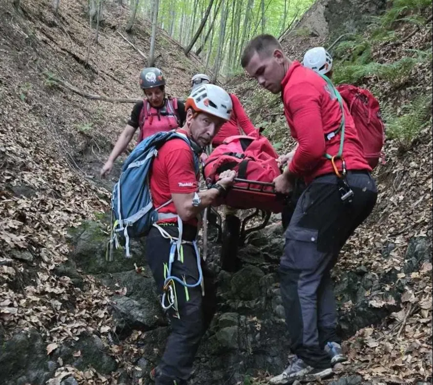 Accident cu o motocicletă de enduro în zona Cisnădioara. Un tânăr de 25 de ani, recuperat de salvamontiști