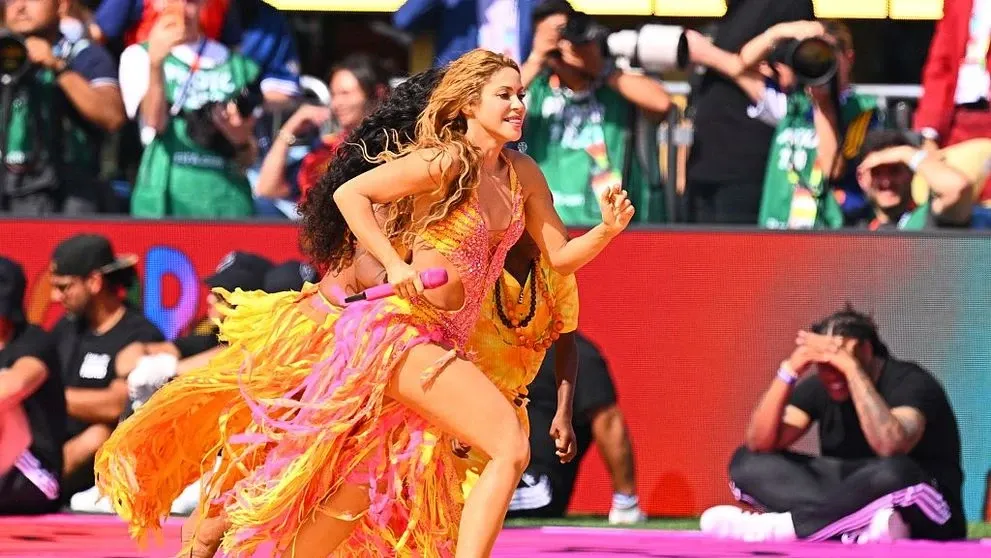 O creatoare de modă româncă, în spatele show-ului Shakirei. Costume create în România, pe scena finalei mondiale