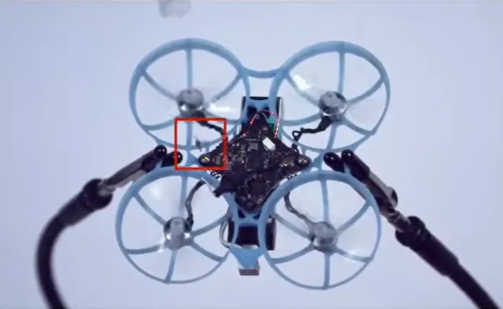 Au fost inventate micro-dronele anti-țânțari. Îi vânează în aer și îi identifică prin senzori ultrasonici după bătăile aripilor