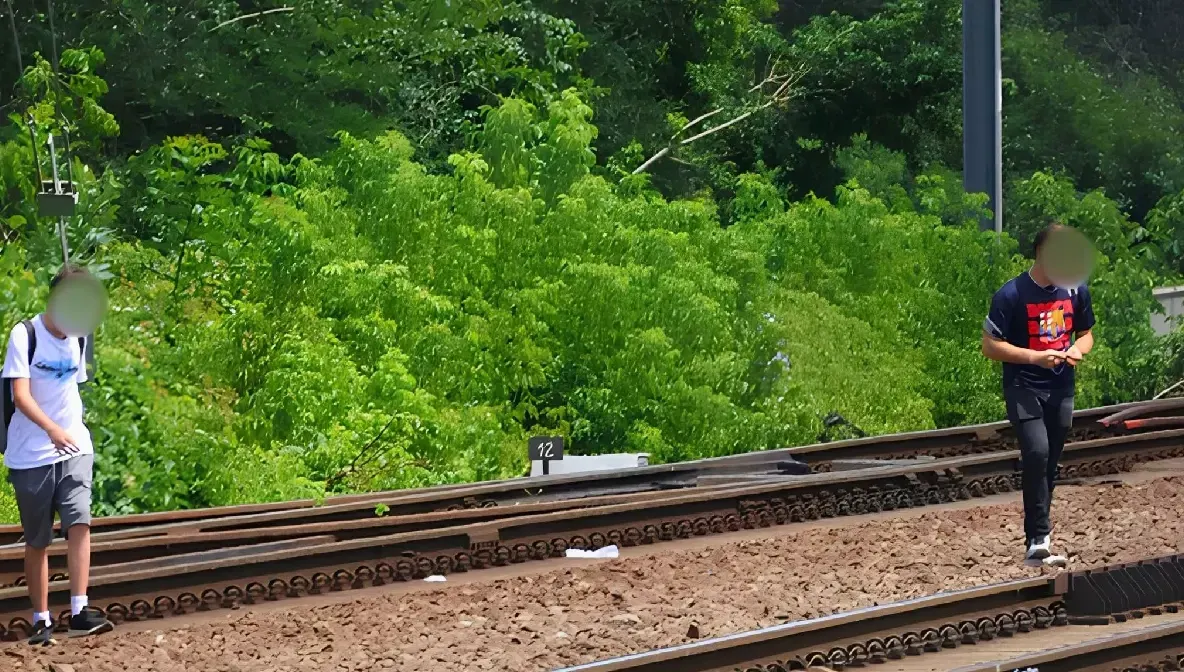 Doi adolescenți, surprinși pe șine în stația CF Băneasa. CFR avertizează că trenurile circulă cu până la 160 km/h