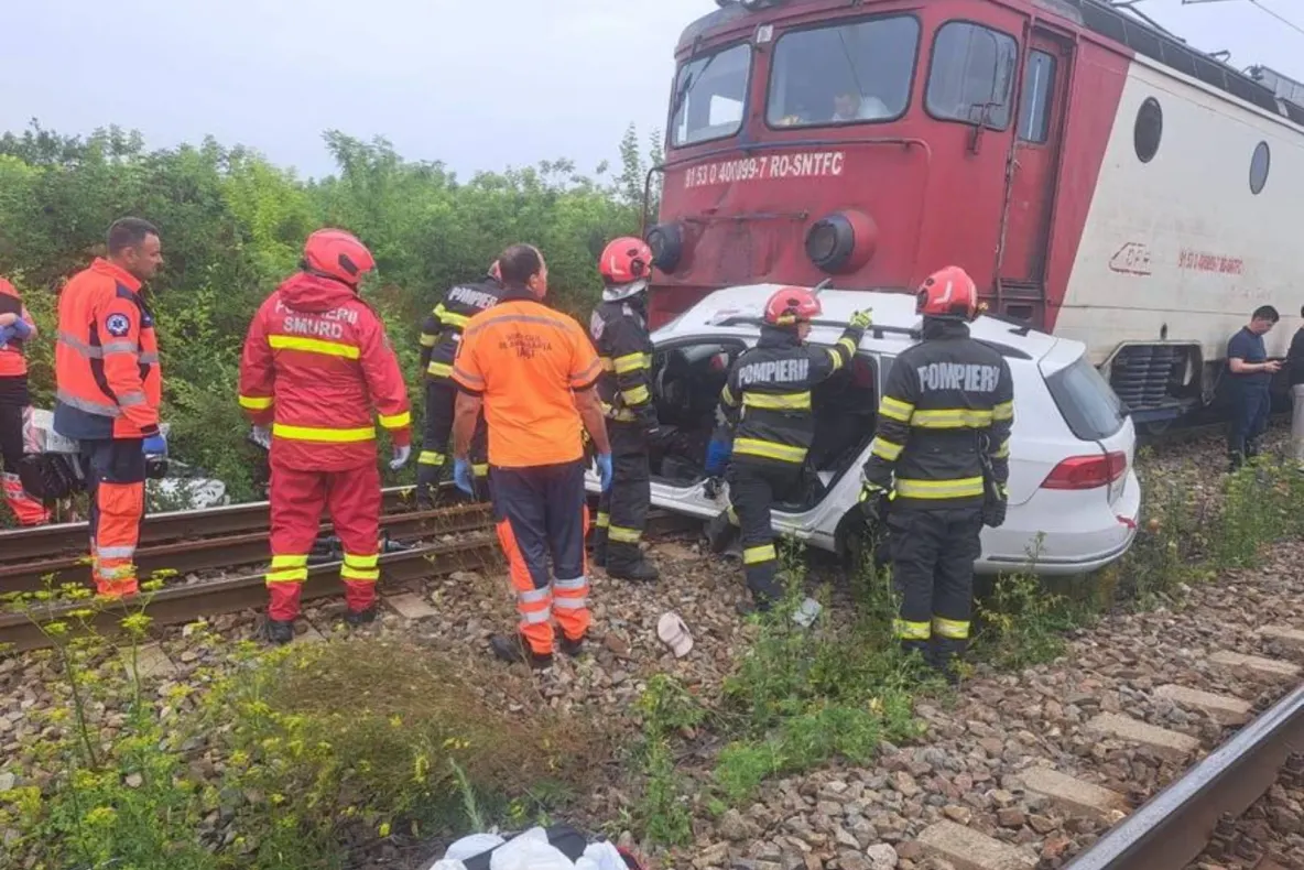 Accident feroviar grav în Iași. Două persoane au murit după ce mașina lor a fost lovită de un tren cu 350 de pasageri