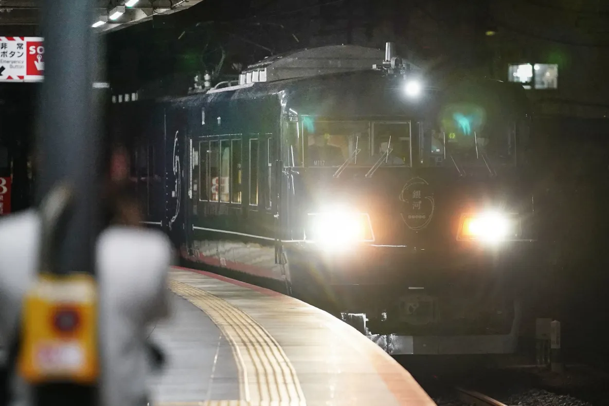 Japonia a relansat trenul turistic de noapte West Express Ginga. Cât costă o călătorie și ce experiențe oferă pasagerilor