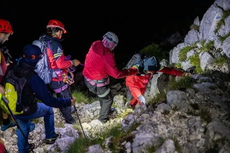 Trei turiști străini, salvați după șapte ore de pe creasta Pietrei Craiului. Au plecat pe munte fără echipament potrivit și fără lumină