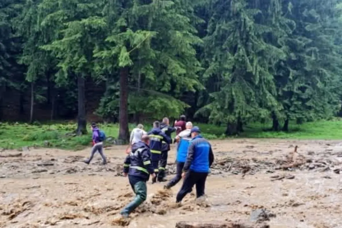 Alertă în județul Argeș! Aproximativ 50 de persoane și 15 mașini au rămas blocate în urma unei viituri puternice