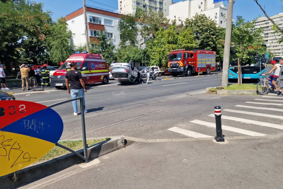 O mașină a ajuns cu roțile în sus după un accident pe un bulevard aglomerat din București. Traficul a fost dat peste cap