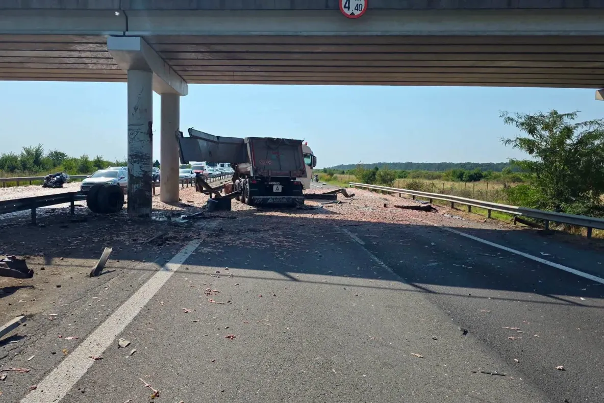 Tafic blocat spre București după ce un camion a lovit un picior de pod, pe A1: marfa s-a împrăștiat pe șosea