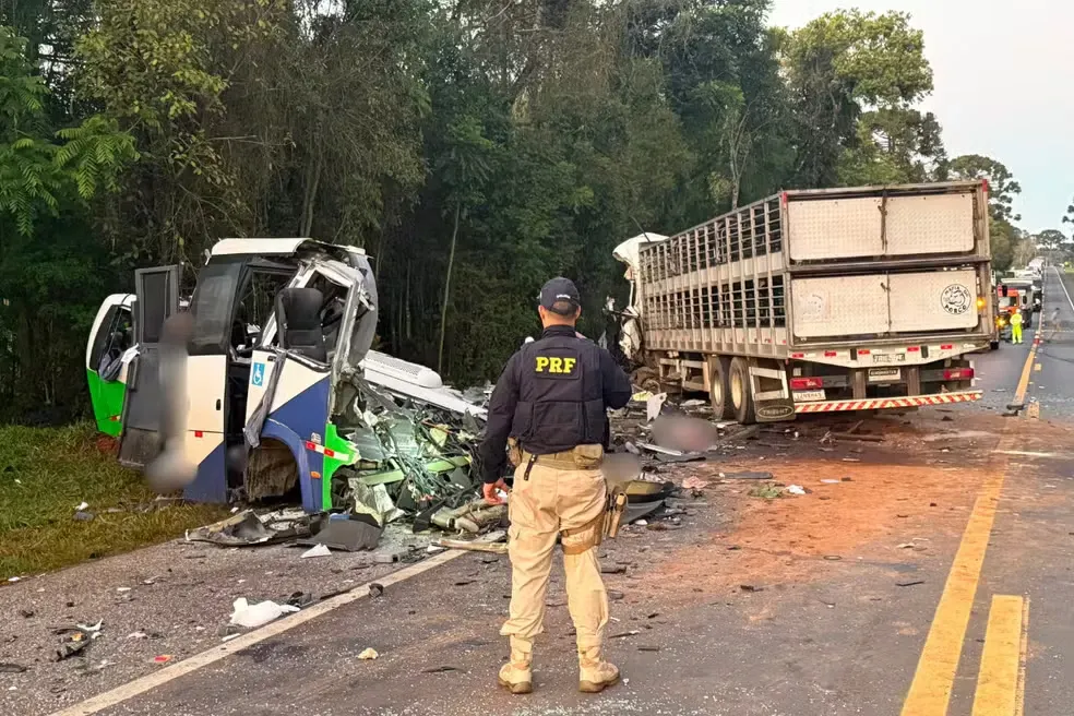 Accident devastator în Brazilia. 22 de oameni au murit după impactul frontal dintre un microbuz și un camion