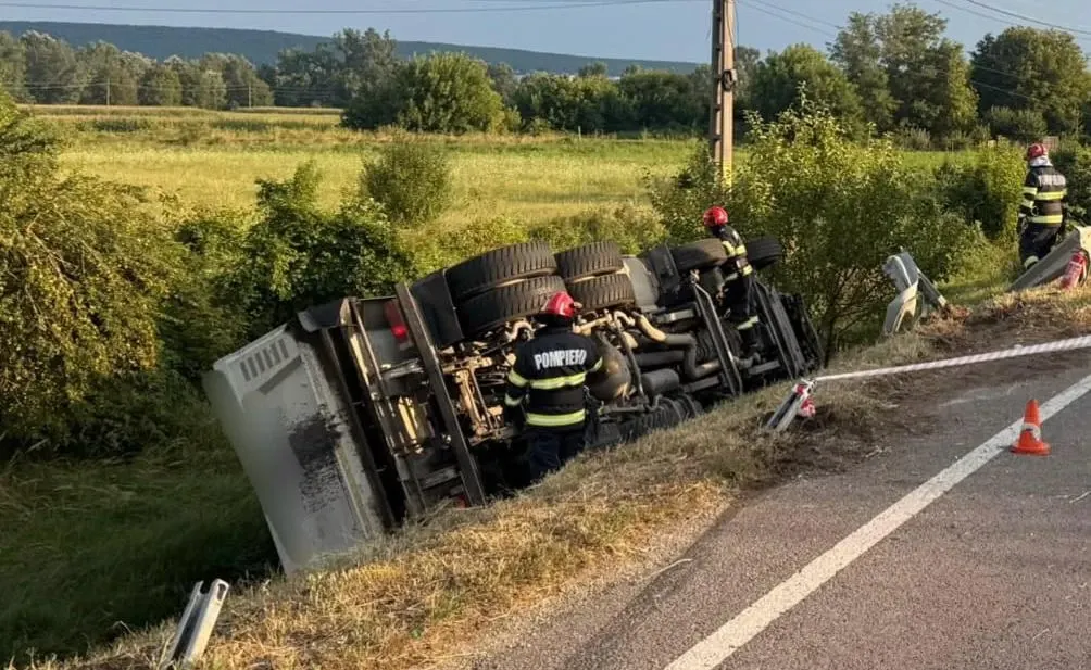 Camion răsturnat pe DN73 în Argeș, pericol de incendiu