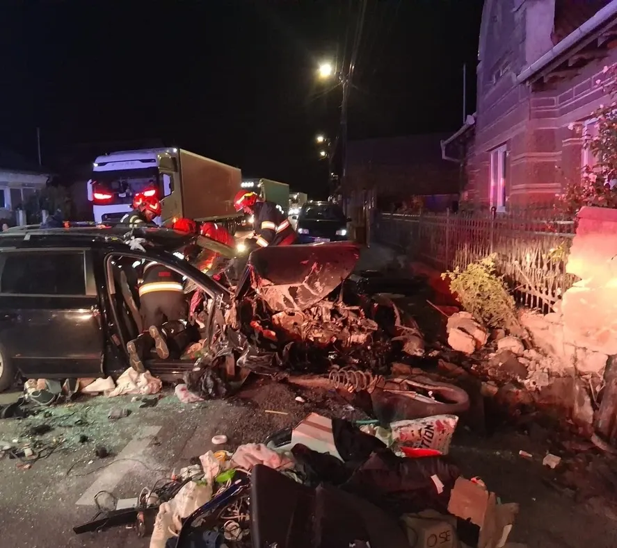 Accident grav în Bihor. O femeie a rămas încarcerată și a fost transportată la spital în stare gravă
