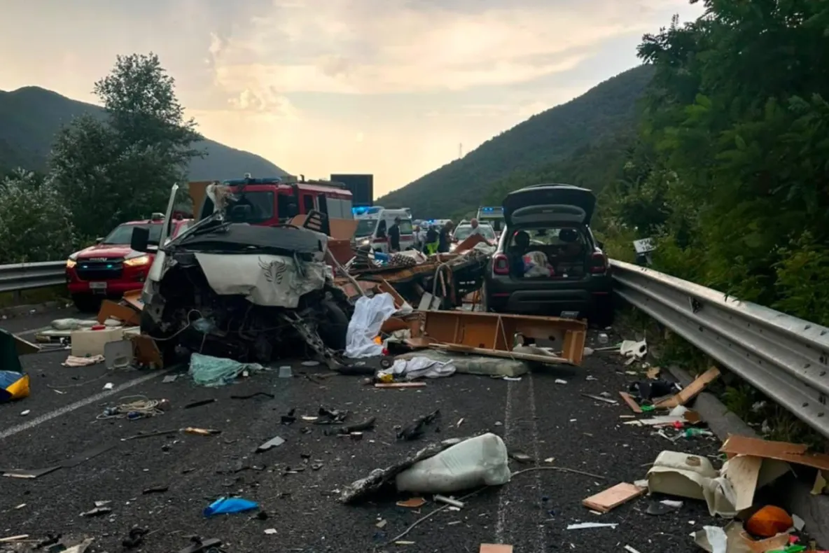 Accident grav în Italia, la granița dintre Lazio și Umbria: cel puțin șase morți și 34 de răniți după impactul dintre o rulotă și un autobuz - FOTO
