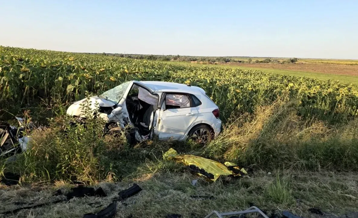 Tragedie pe o șosea din Brăila: doi morți și mai mulți răniți după o depășire. Trei mașini, aruncate în afara carosabilului