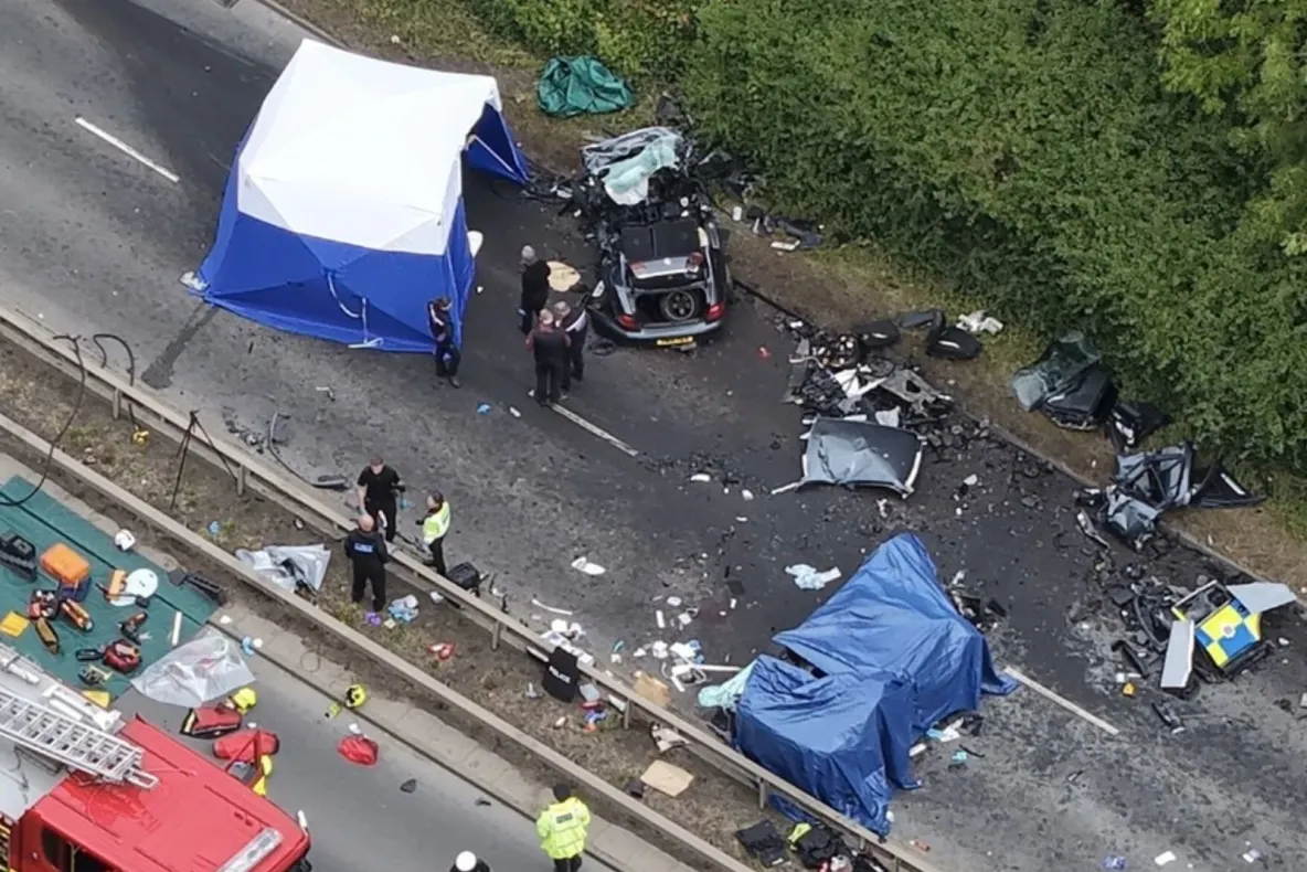 Carnagiu pe o șosea din Marea Britanie. Șapte morți, inclusiv doi polițiști, după ce un autovehicul care circula pe contrasens a lovit o mașină a poliției