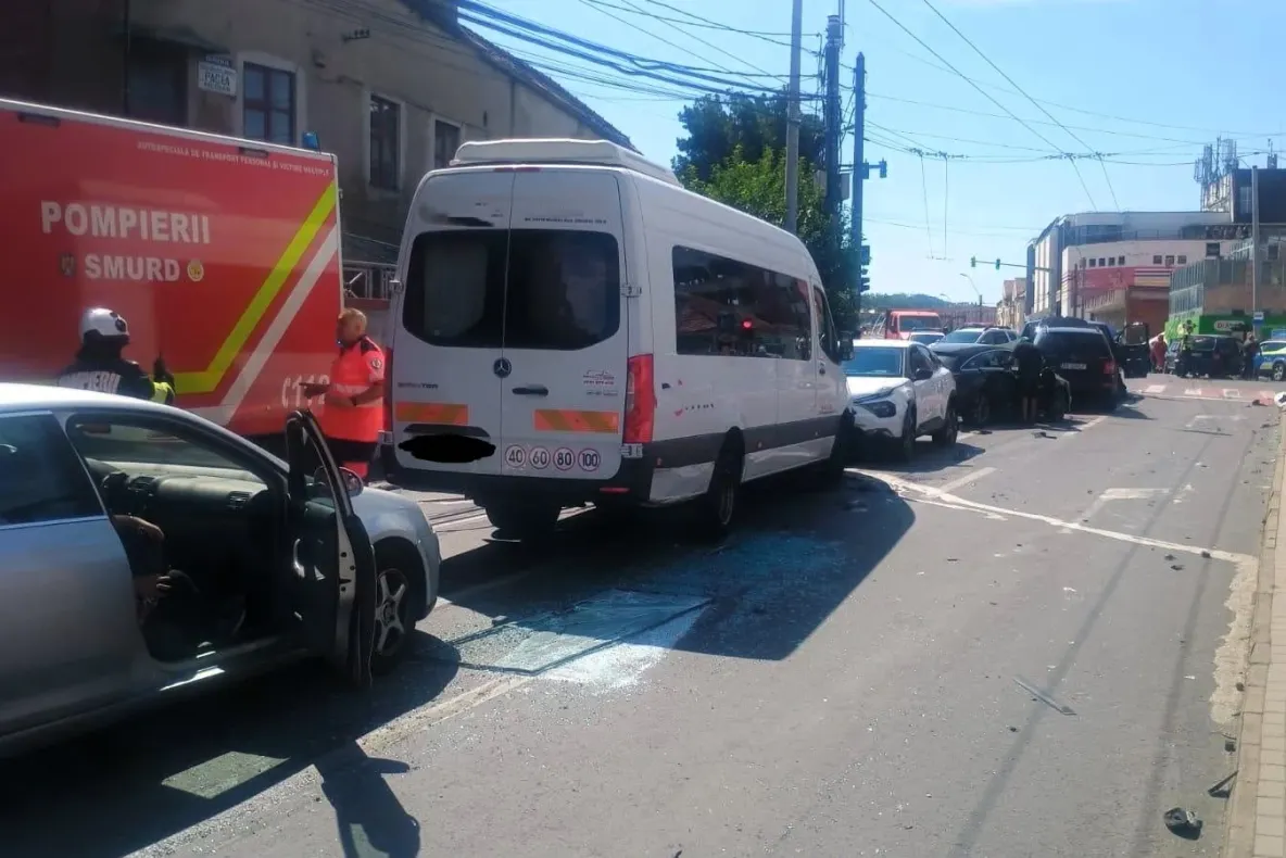 Accident în lanț la Mediaș. Un autobuz ar fi lovit peste 10 mașini după ce șoferului i s-a făcut rău la volan. Planul Roșu a fost activat