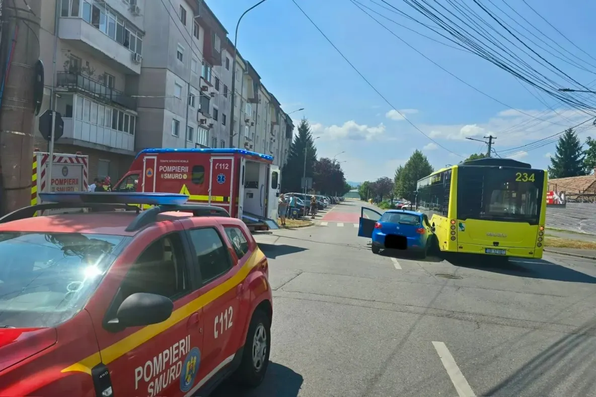 Accident în Sibiu: patru tineri din Brașov, răniți după ce o șoferiță de 18 ani a lovit un autobuz