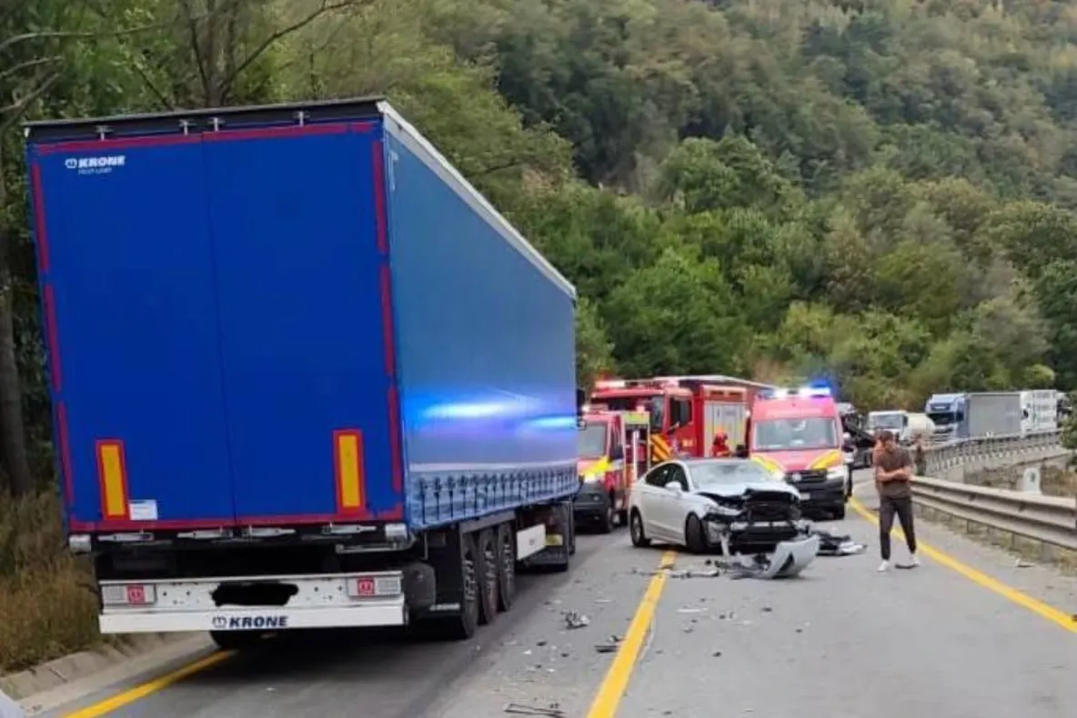 Trafic blocat pe DN 7, la ieșirea din Boița. Un bărbat a fost rănit după ce un TIR s-a ciocnit cu un autoturism