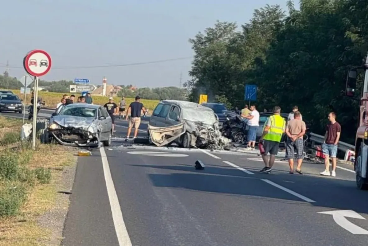 Carambol cu trei maşini în judeţul Timiş. Un bărbat a murit, iar alte şase persoane au fost rănite