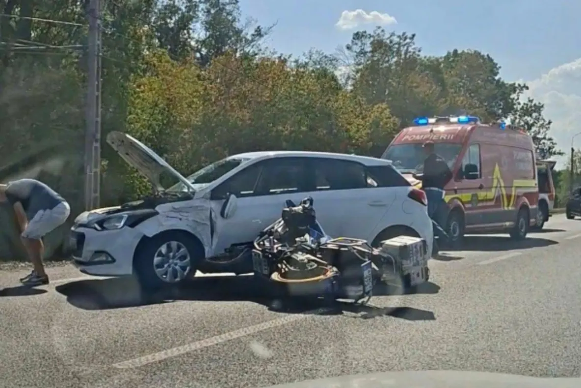 Accident pe DN 6, în județul Timiș. Motociclist de 60 de ani, rănit în urma coliziunii cu o mașină