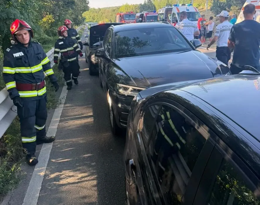 Carambol cu șase mașini pe DN 11, în Bacău: patru persoane au fost rănite