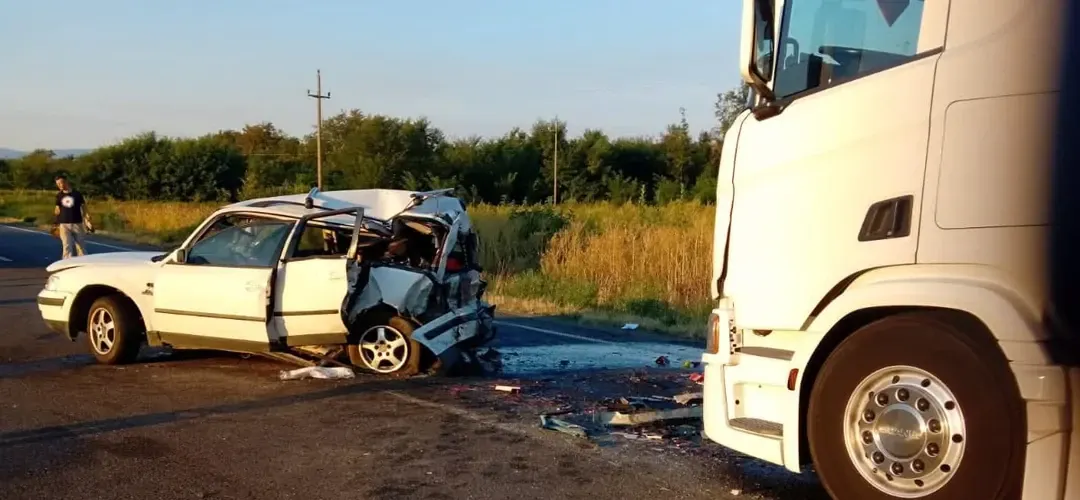Accident grav pe DN 6: mașină spulberată de un tir. Un adolescent este în stare gravă