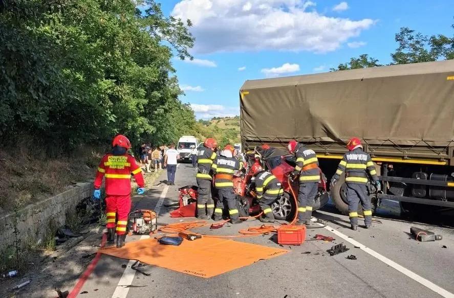 Accident grav în Mureș: trei morți, inclusiv un copil, și patru răniți. Implicat un autocamion militar