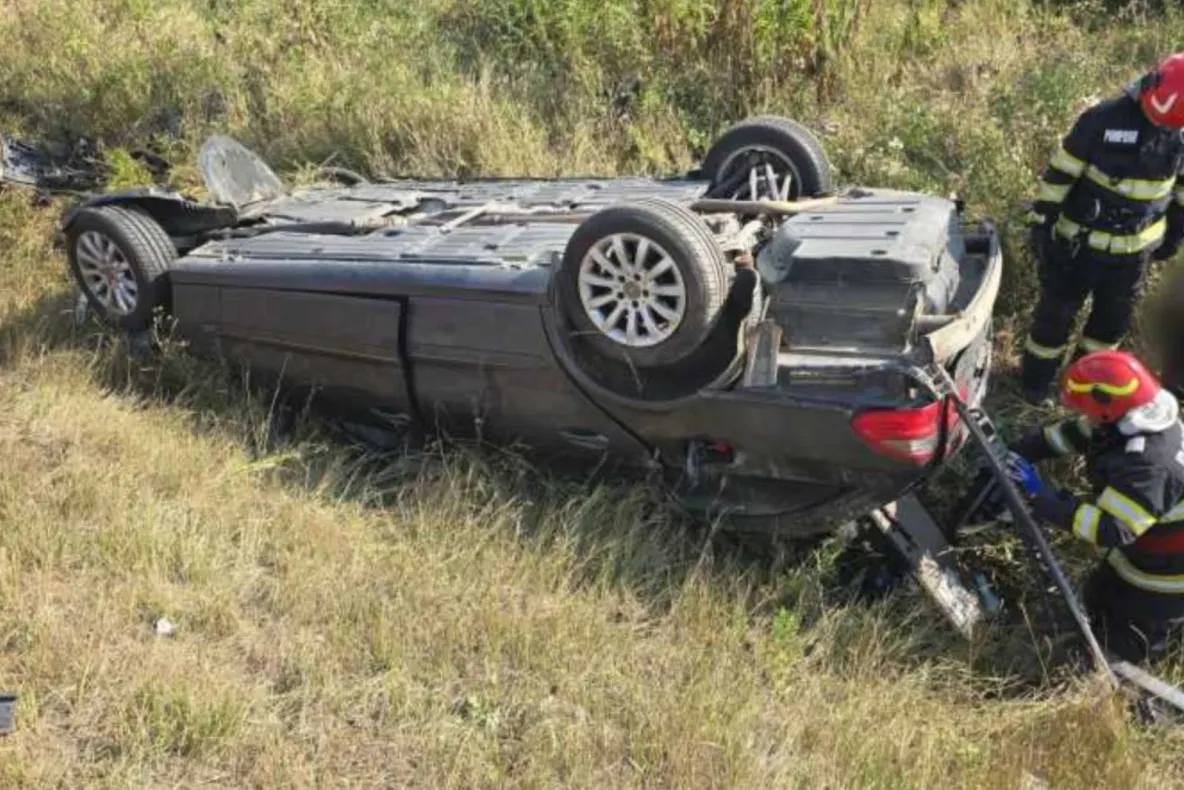 Accident grav pe centura Rădăuțiului. Doi tineri au fost răniți după ce mașina în care se aflau s-a răsturnat într-un șanț