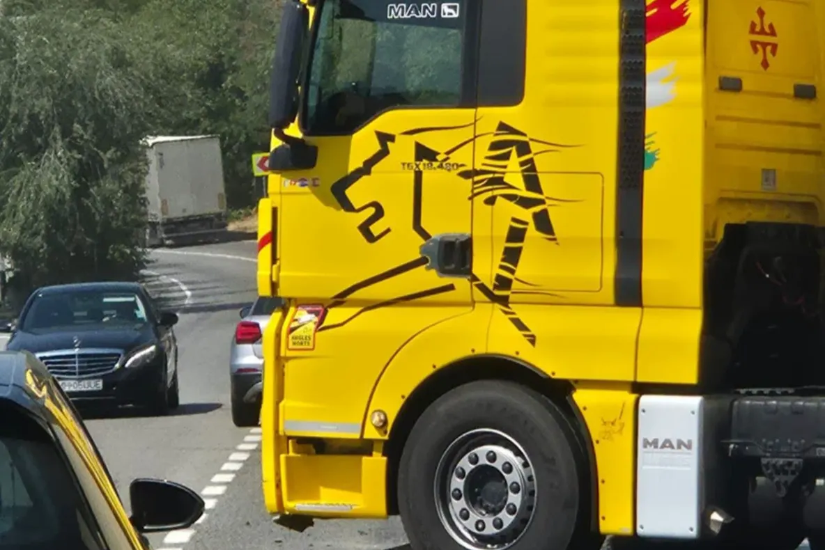 Accident pe DN6, în zona Taverna Sârbului din Drobeta-Turnu Severin. Un autotren și două mașini s-au ciocnit