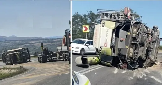 Accident spectaculos în Banat. O combină agricolă s-a răsturnat de pe remorcă în mijlocul șoselei