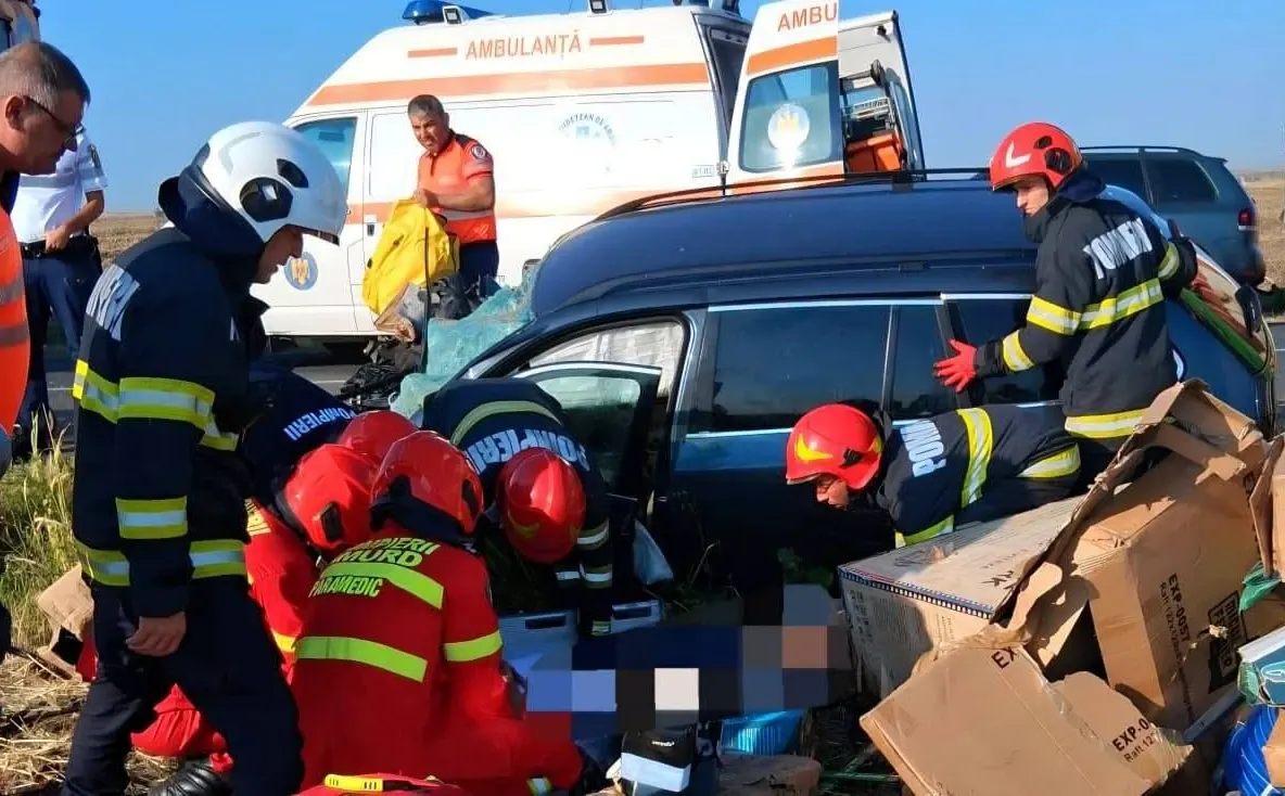 Impact violent pe DJ 504, între Alexandria și Cernetu: două persoane rănite. Imagini șocante de la locul accidentului